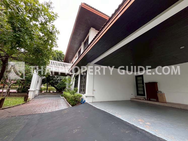 House with Shared Pool in Bangnatrad 